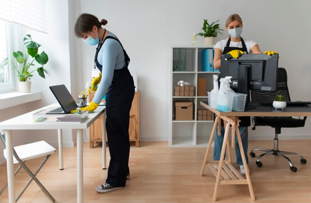 Professionelle Gebäudereinigung in einem Büro